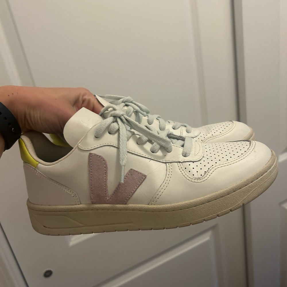 Vejas White Sneaker